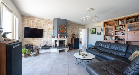Secteur Gourdon - Ravissante et spacieuse Demeure Contemporaine avec pigeonnier sur 4807 m² arborés avec piscine et belle vue