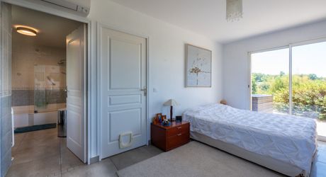 Secteur Gourdon - Ravissante et spacieuse Demeure Contemporaine avec pigeonnier sur 4807 m² arborés avec piscine et belle vue
