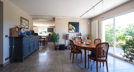 Secteur Gourdon - Ravissante et spacieuse Demeure Contemporaine avec pigeonnier sur 4807 m² arborés avec piscine et belle vue