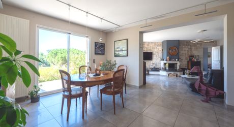 Secteur Gourdon - Ravissante et spacieuse Demeure Contemporaine avec pigeonnier sur 4807 m² arborés avec piscine et belle vue