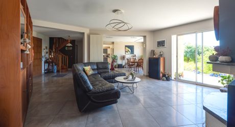 Secteur Gourdon - Ravissante et spacieuse Demeure Contemporaine avec pigeonnier sur 4807 m² arborés avec piscine et belle vue