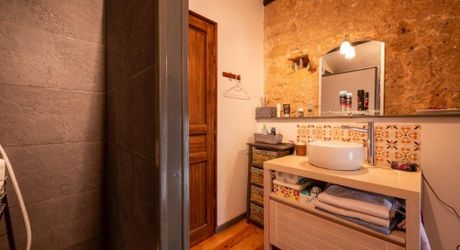 EXCLUSIVITE - Secteur GOURDON - Maison en pierre atypique, four à pains, piscine sur 3455 m² boisés