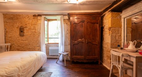 EXCLUSIVITE - Secteur GOURDON - Maison en pierre atypique, four à pains, piscine sur 3455 m² boisés