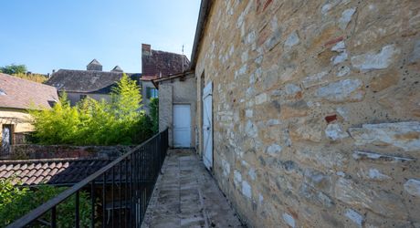 Gourdon - Bel appartement lumineux à rénover avec balcon et vue proche tous commerces