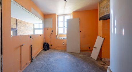 Gourdon - Bel appartement lumineux à rénover avec balcon et vue proche tous commerces