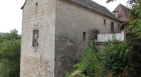 Au coeur d'un très beau village Quercynois, ancienne grange du 19ème sur trois niveaux avec dépendance et petite habitation