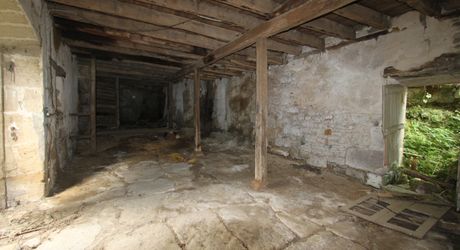Au coeur d'un très beau village Quercynois, ancienne grange du 19ème sur trois niveaux avec dépendance et petite habitation