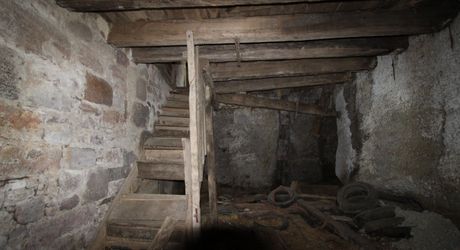 Au coeur d'un très beau village Quercynois, ancienne grange du 19ème sur trois niveaux avec dépendance et petite habitation