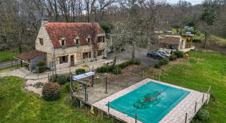 Secteur Gourdon - Confortable Maison en pierre, dépendance sur 1ha8 avec piscine et belle vue 