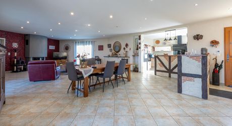 Secteur Gourdon - Ravissante maison et dépendances sur 4122 m2 paysagers avec piscine hors sol 