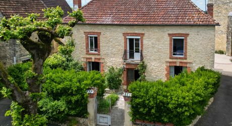 Secteur Cazals - Belle maison de village en pierre, grange, espace terrain 