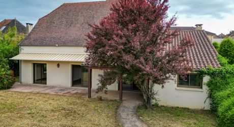 Secteur Figeac. Belle et spacieuse Maison de construction traditionnelle avec espace jardin clos proche commerces