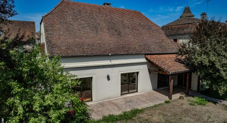 Secteur Figeac. Belle et spacieuse Maison de construction traditionnelle avec espace jardin clos proche commerces