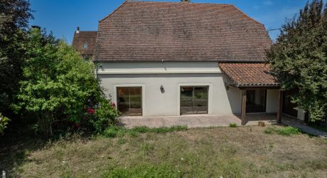 Secteur Figeac. Belle et spacieuse Maison de construction traditionnelle avec espace jardin clos proche commerces