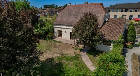 Secteur Figeac. Belle et spacieuse Maison de construction traditionnelle avec espace jardin clos proche commerces