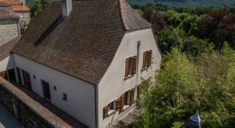 Secteur Figeac. Belle et spacieuse Maison de construction traditionnelle avec espace jardin clos proche commerces