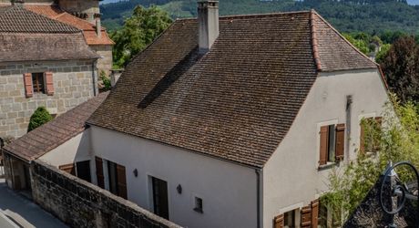 Secteur Figeac. Belle et spacieuse Maison de construction traditionnelle avec espace jardin clos proche commerces