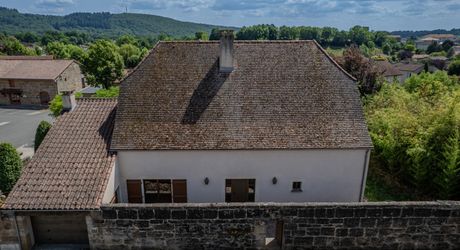 Secteur Figeac. Belle et spacieuse Maison de construction traditionnelle avec espace jardin clos proche commerces