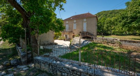 EXCLUSIVITE - Secteur Catus - Remarquable Propriété de caractère avec Ancien Moulin à eau et dépendances avec piscine