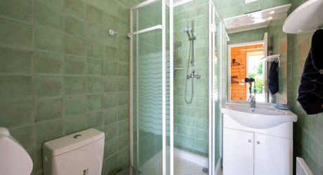 EXCLUSIVITE - Au calme lumineuse Maison de plain-pied avec dépendance et piscine sur 4749 m² arborés proche commerces