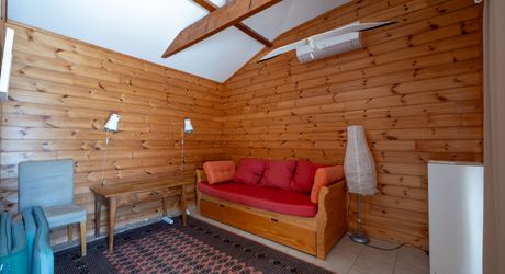 EXCLUSIVITE - Au calme lumineuse Maison de plain-pied avec dépendance et piscine sur 4749 m² arborés proche commerces