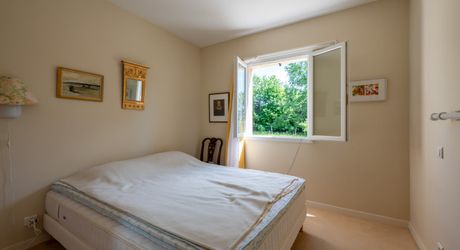 EXCLUSIVITE - Au calme lumineuse Maison de plain-pied avec dépendance et piscine sur 4749 m² arborés proche commerces