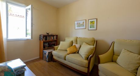 EXCLUSIVITE - Au calme lumineuse Maison de plain-pied avec dépendance et piscine sur 4749 m² arborés proche commerces