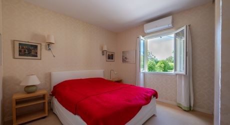 EXCLUSIVITE - Au calme lumineuse Maison de plain-pied avec dépendance et piscine sur 4749 m² arborés proche commerces
