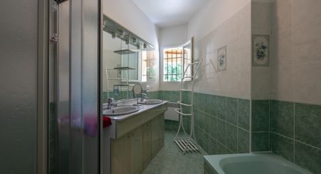 EXCLUSIVITE - Au calme lumineuse Maison de plain-pied avec dépendance et piscine sur 4749 m² arborés proche commerces