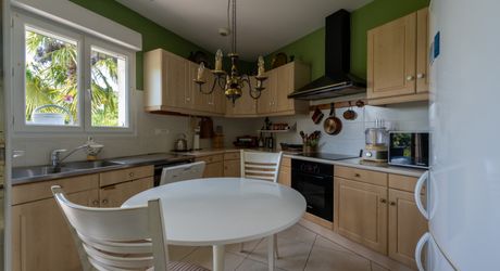 EXCLUSIVITE - Au calme lumineuse Maison de plain-pied avec dépendance et piscine sur 4749 m² arborés proche commerces