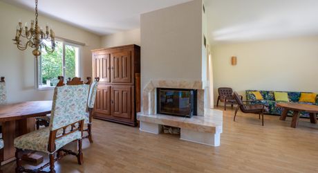 EXCLUSIVITE - Au calme lumineuse Maison de plain-pied avec dépendance et piscine sur 4749 m² arborés proche commerces