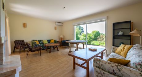 EXCLUSIVITE - Au calme lumineuse Maison de plain-pied avec dépendance et piscine sur 4749 m² arborés proche commerces