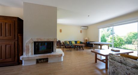 EXCLUSIVITE - Au calme lumineuse Maison de plain-pied avec dépendance et piscine sur 4749 m² arborés proche commerces