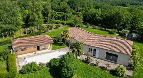 EXCLUSIVITE - Au calme lumineuse Maison de plain-pied avec dépendance et piscine sur 4749 m² arborés proche commerces