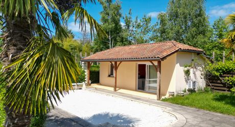 EXCLUSIVITE - Au calme lumineuse Maison de plain-pied avec dépendance et piscine sur 4749 m² arborés proche commerces