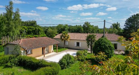 EXCLUSIVITE - Au calme lumineuse Maison de plain-pied avec dépendance et piscine sur 4749 m² arborés proche commerces
