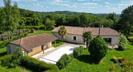 EXCLUSIVITE - Au calme lumineuse Maison de plain-pied avec dépendance et piscine sur 4749 m² arborés proche commerces