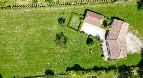 EXCLUSIVITE - Au calme lumineuse Maison de plain-pied avec dépendance et piscine sur 4749 m² arborés proche commerces
