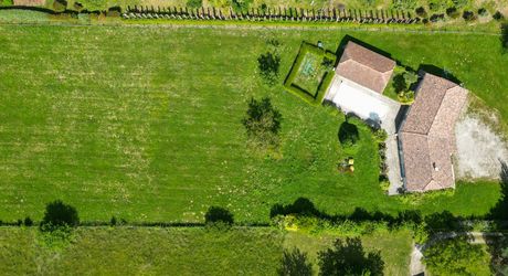 EXCLUSIVITE - Au calme lumineuse Maison de plain-pied avec dépendance et piscine sur 4749 m² arborés proche commerces