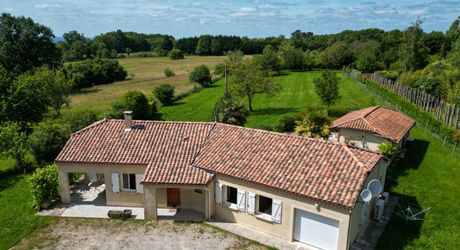 EXCLUSIVITE - Au calme lumineuse Maison de plain-pied avec dépendance et piscine sur 4749 m² arborés proche commerces