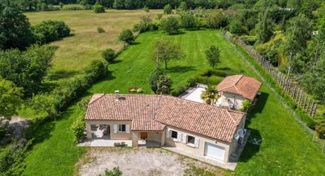 EXCLUSIVITE - Au calme lumineuse Maison de plain-pied avec dépendance et piscine sur 4749 m² arborés proche commerces
