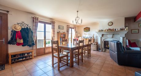 EXCLUSIVITE - Secteur GOURDON - Agréable et spacieuse Maison en pierre sur 2407 m² avec vue imprenable