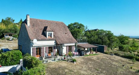 EXCLUSIVITE - Secteur GOURDON - Agréable et spacieuse Maison en pierre sur 2407 m² avec vue imprenable