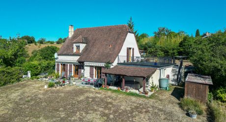 EXCLUSIVITE - Secteur GOURDON - Agréable et spacieuse Maison en pierre sur 2407 m² avec vue imprenable