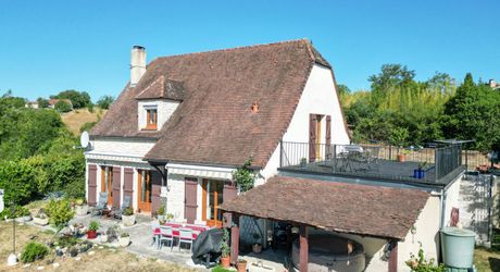 EXCLUSIVITE - Secteur GOURDON - Agréable et spacieuse Maison en pierre sur 2407 m² avec vue imprenable