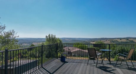 EXCLUSIVITE - Secteur GOURDON - Agréable et spacieuse Maison en pierre sur 2407 m² avec vue imprenable