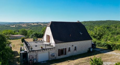 EXCLUSIVITE - Secteur GOURDON - Agréable et spacieuse Maison en pierre sur 2407 m² avec vue imprenable