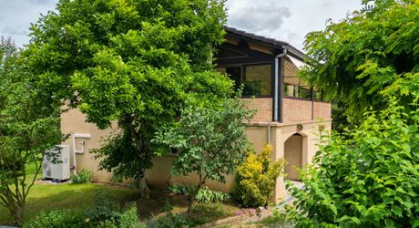 SECTEUR GOURDON - Lumineuse et fonctionnelle Maison de construction traditionnelle avec appartement et double garage indépendants sur 3335 m² arborés