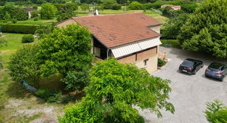 SECTEUR GOURDON - Lumineuse et fonctionnelle Maison de construction traditionnelle avec appartement et double garage indépendants sur 3335 m² arborés