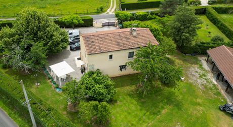 SECTEUR GOURDON - Lumineuse et fonctionnelle Maison de construction traditionnelle avec appartement et double garage indépendants sur 3335 m² arborés